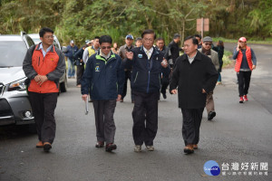 縣長林明溱〈右2〉與縣府教育處、林務局、水里商工校長劉丙燈〈右1〉、水里國中校長陳啟濃等相關人員前往月牙灣會勘。