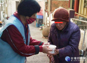 今晨再創低溫，台南各地關懷中心志工們已展開為弱勢長者送餐送暖行動。