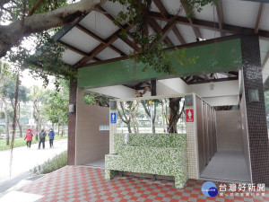 板橋八德公園以可愛松鼠為主題的公廁，提供民眾全新的視覺饗宴。。（圖／記者黃村杉攝）