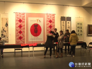 書畫藝術會美展 賞作品拿創意春聯