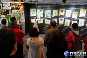 繪畫家吳沂臻介紹自己的植物畫作。（圖/國立自然科學博物館）