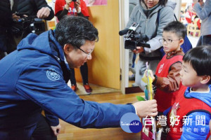 桃園市長鄭文燦出席「內壢非營利幼兒園幸福列車活動」。

