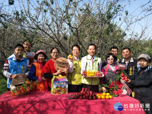 花壇鄉長李成濟帶著農民行銷優質水果。圖／記者鄧富珍攝