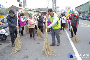 3日一早彰化市長邱建富（左）即率領社區環保志工清掃街道。