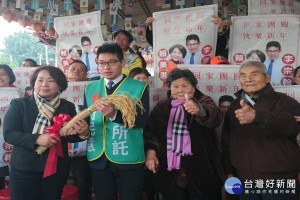 台南市議會議長賴美惠(左一)把稻穗交給兒子李宗翰，提醒接棒參政要有稻穗謙卑精神。