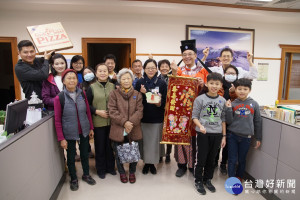 移植病友感恩醫療團隊難言喻，手作浮游花、串珠祝福新年快樂