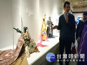 大安區馮義傑在臺中市港區藝術中心展出33尊布袋戲偶作品，精美絕倫的布袋戲戲偶服，他逐一介紹，每尊都用精麗的服飾刻畫成雍榮華貴的氣質。
                                         （記者陳榮昌攝）