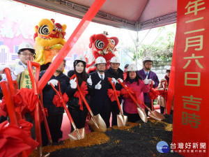 平鎮區華安里華安街道路打通工程開工典禮中，桃園市長鄭文燦與貴賓們共同進行動鏟儀式。