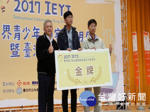 
「2017 IEYI世界青少年創客發明展暨臺灣選拔賽」，大甲高工「綠能智慧省力電動助行車」與「茶飲杯分類堆疊與回收裝置」，兩項作品榮獲一金一銀，令全校師生雀躍。（記者陳榮昌攝）