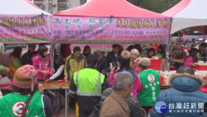 鄭金隆結合好友發紅包.熱食　助街友過年