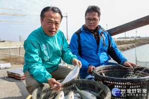 民進黨嘉義縣長初選參選人翁章梁關心虱目魚寒害狀況，再提農漁業保險制度