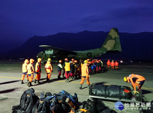 新北市快搜部隊於0330抵達松山機場，搭乘C130運輸機0525起飛前往花蓮支援救災。（圖／消防局提供）