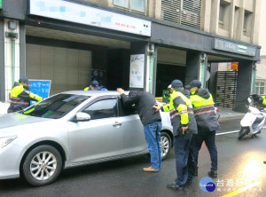 桃園市政府警察局楊梅分局於台中銀行楊梅分行執行防搶演練。

