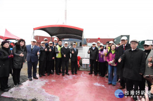 太陽光電新建工程動土典禮，與會貴賓還有經濟部工業局主秘陳佩利、立法委員王惠美、彰化縣議員賴清美、尤瑞春、林士堅、陳秀寳、葉國雄、鹿港鎮長黃振彥、台灣電力股份有限公司副總經理陳建益、專總林正義、再生能源處長陳一成、台灣汽電共生股份有限公司董事長張明杰、彰化縣線西彰濱工業區廠商協進會理事長何鳳慈、星能股份有限公司董事長蔡進發、新日光能源科技股份有限公司董事長洪傳獻、華城電機股份有限公司總經理許逸德等人。圖／記者鄧富珍攝