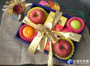 果菜公司總經理江惠貞說，用水果禮盒表達心意CP質高，絕對是最佳選擇。（圖／果菜公司提供）