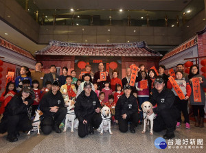 市長朱立倫今(9)日牽著警犬亮相發送福袋，並於市府一樓大廳揮毫寫下「旺來福來」四字迎新春。（圖／記者黃村杉攝）