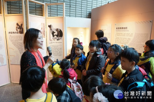 圖說：國立自然科學博物館舉行《汪星人躲貓貓—狗的特展》，策展人陳慧娟特別為小朋友解說這次展出的內容及故事。（圖/國立自然科學博物館）
