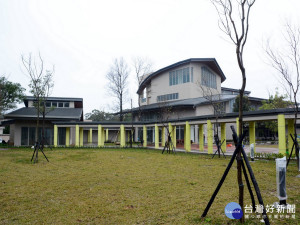 興建中的桃園市立圖書館龍潭分館暨鄧雨賢台灣音樂紀念館外觀。