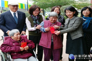 關懷弱勢，社會局官員前往市立官田老人養護中心向阿公阿嬤們拜早年。