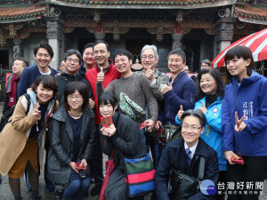 朱立倫長福巖清水祖師廟參拜祈福，以及三峽市場向市民祝福拜年，並發送新北狗來旺福袋，且與攤商製作手工紅龜粿討吉祥。（圖／記者黃村杉攝）