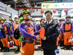 桃園市長鄭文燦親往桃園火車站迎接支援0206花蓮震災第一梯消防搜救英雄返家，並致贈救災慰問金。