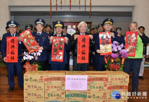 李進勇縣長前往縣警局等慰勤，亦向鄉親拜個早年，祝福大家身體健康、闔家平安。（記者陳昭宗拍攝）