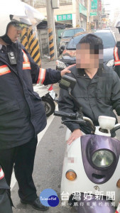 男子涉嫌酒後騎乘電動自行車闖紅燈，遭警方攔查酒測值超標，除罰款外還被移送偵辦。（記者陳昭宗拍攝）