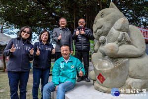 民雄石雕元寶招財貓落成，全身摸完好運到