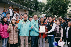 台灣寶島行善義工團幫忙水上鄉詹家歡喜入厝，縣長侯選人張明達到場致賀