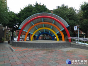 松山鵬程公園大蛻變　彩虹舞臺搭起聯歡橋梁