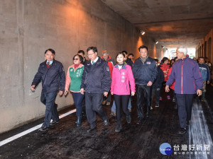 龜山區大坑箱涵拓建工程通車典禮，桃園市長鄭文燦親往參加並步行體驗。