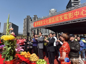 朱立倫市長、蔣根煌議長、文化部官員及電影人李祐寧、杜篤之等12日出席國家電影中心開工動土典禮。（圖／記者黃村杉攝）