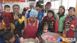 祖孫同樂做發糕　深坑萬順社區共餐贈春聯