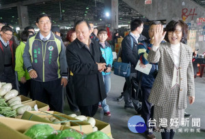 農委會主委林聰賢由立委蘇治芬陪同，前往西螺果菜市場訪視，研議如何協助產銷業者。（記者陳昭宗翻攝）