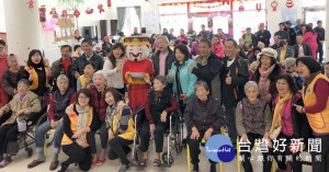 北英及北港獅子陪伴長輩們提前歡度佳節，在愉悅的圍爐氣氛下，長輩們重拾往日的笑顏，開心過好年。（記者陳昭宗拍攝）