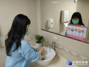 衛生局提醒民眾，食用餐點避免生飲生食，與他人共食應使用公筷母匙，用餐前後及如廁後落實洗手。

