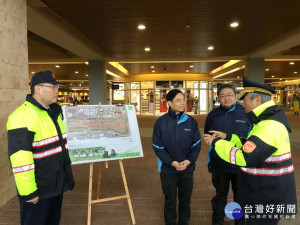 春節期間避免塞車，分局長親自上陣宣導各景點相關替代道路規劃，希望民眾能多加利用。