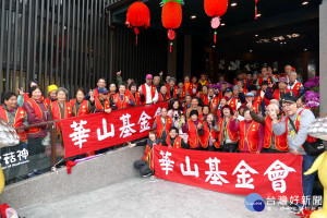 為回饋鄉親，南投縣鹿谷香菇神餐廳董事長林明順12日在該餐廳席開1餘桌，宴請「華山基金會」近100位獨居長輩，希望能讓長輩們在農曆過年前夕提前感受圍爐年味溫馨。