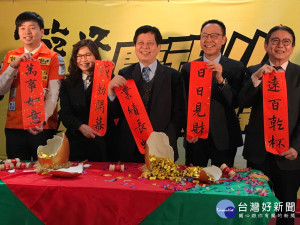 乾杯第18號台南店捐贈，台南市社會局劉淑惠局(左 2)長代表受贈。