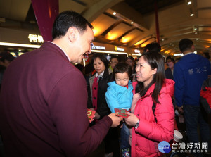 市長朱立倫傍晚訪視四鐵共構的板橋車站，致贈返鄉民眾「狗來旺」福袋，並慰勉值班人員辛勞，祝賀大家新年快樂、旺來福來。（圖／記者黃村杉攝）