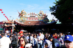 南投縣竹山鎮紫南宮於大年初一發放狗年「旺來富」招財錢母，吸引6萬人潮排隊，綿延的隊伍超過7公里，場面相當壯觀。