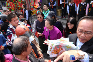 嘉義縣長張花冠和議長張明達大年初二走訪寺廟發紅包，宣傳最精彩的台灣燈會