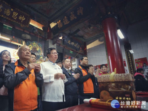 桃園市長鄭文燦在市府人員陪同中於龍元宮參香祈福。