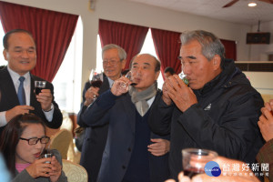 前立法院長王金平(右二)在台南將軍漁港附近海產餐廳吃飯並提早向鄉親拜年，左一起為國民黨中常委陳宗興、前總統府資政黃正雄。(圖/記者黃芳祿攝) 