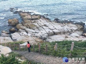 金山著名地標「燭臺雙嶼」，以及曾被電影取景的「神秘海岸」，海天一色，美不勝收。（圖／記者黃村杉翻攝）