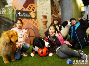 十三行博物館除可享受日光浴、海洋浴和考古浴，且博物館後方的陽光廣場，適合與家人朋友野餐、孩子或毛小孩玩飛盤。（圖／十三行提供）