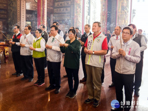 大年初四，桃園市長鄭文燦在市府官員們的陪同中，前往觀音區保障宮參香祈福。