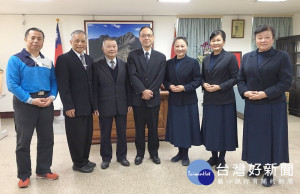 北港慈濟功德會體恤警務人員們在春節期間維護治安與交通的辛勞，專程到北港警分局拜訪，分局長廖志明感恩接待。（記者陳昭宗拍攝）