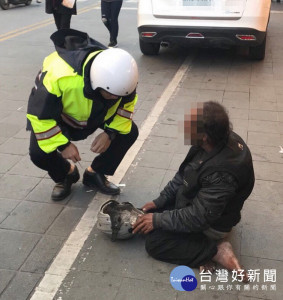 警方為維護身障朋友的人身安全及交通秩序，除柔性勸離身障行乞者外，亦主動予以關懷協助。（記者陳昭宗拍攝）