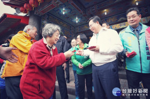 市長鄭文燦前往龜山區威天宮、大湖福德宮、樂善寺、振天宮、仁德宮參香祈福。